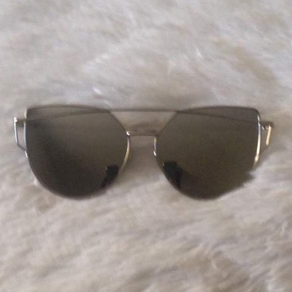 NWT Mirrored Statement Sunnies - Picture 2 of 3